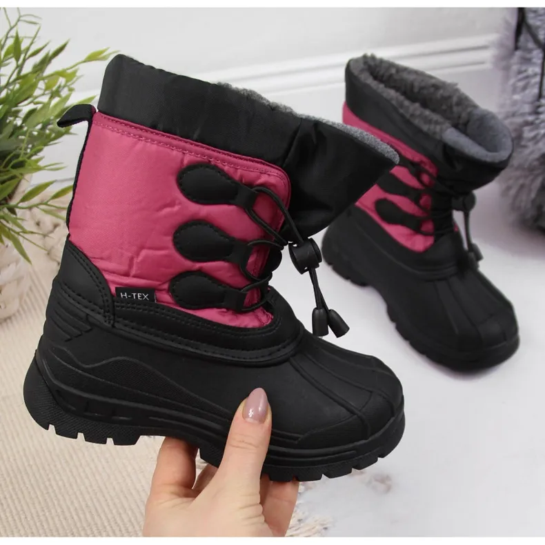 Bottes de neige enfant isolées rose Gallop le noir