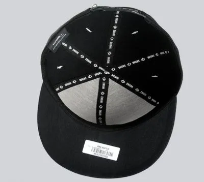 Casquette Snapback Croix inversée Noire et Rouge Ajustable