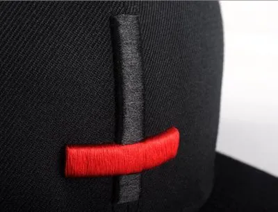 Casquette Snapback Croix inversée Noire et Rouge Ajustable