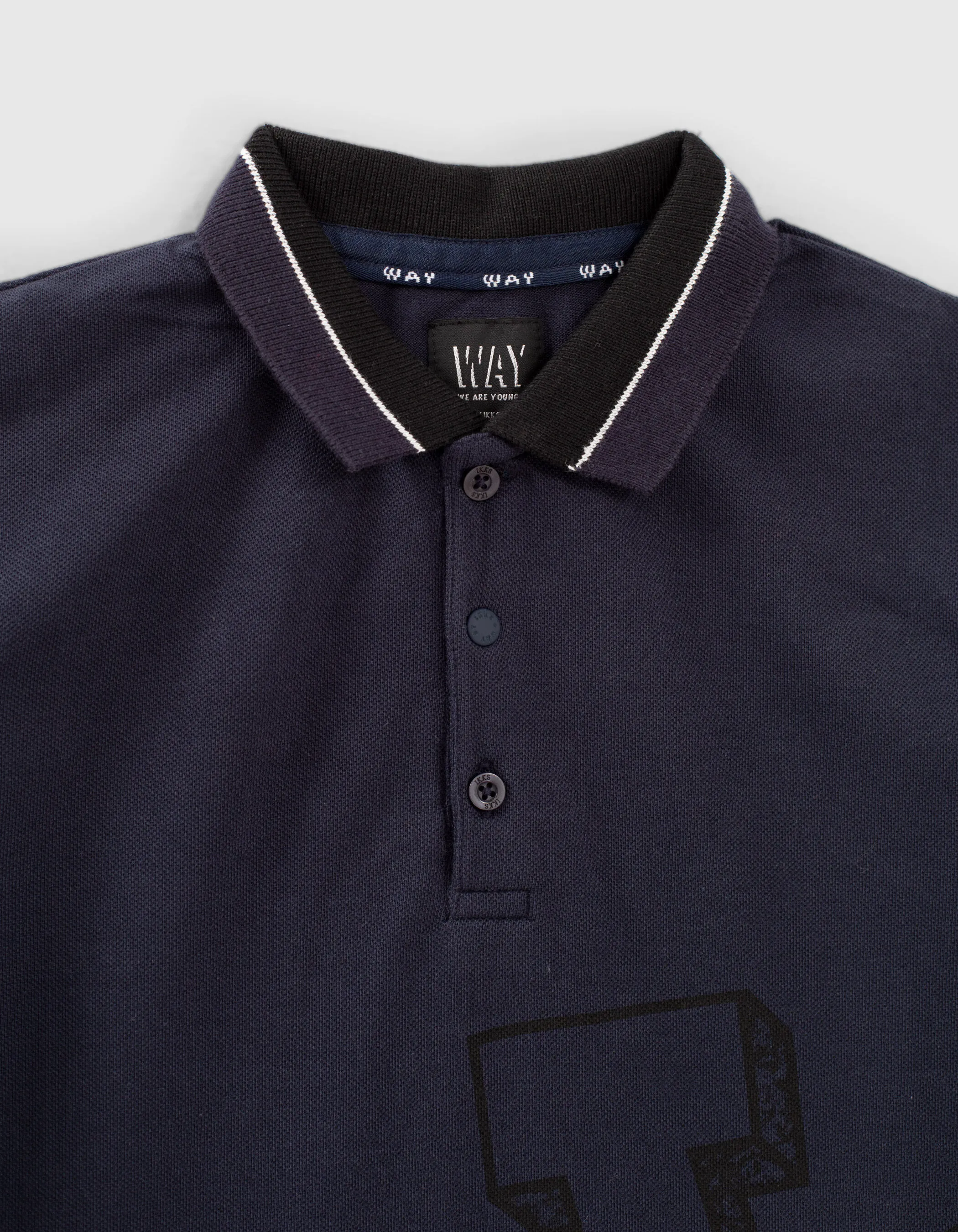 Polo navy marquage noir côté garçon 