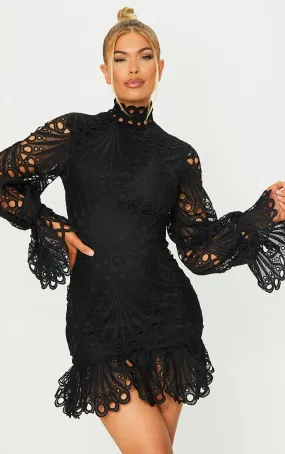 Robe moulante volantée noire à col haut et manches longues en dentelle