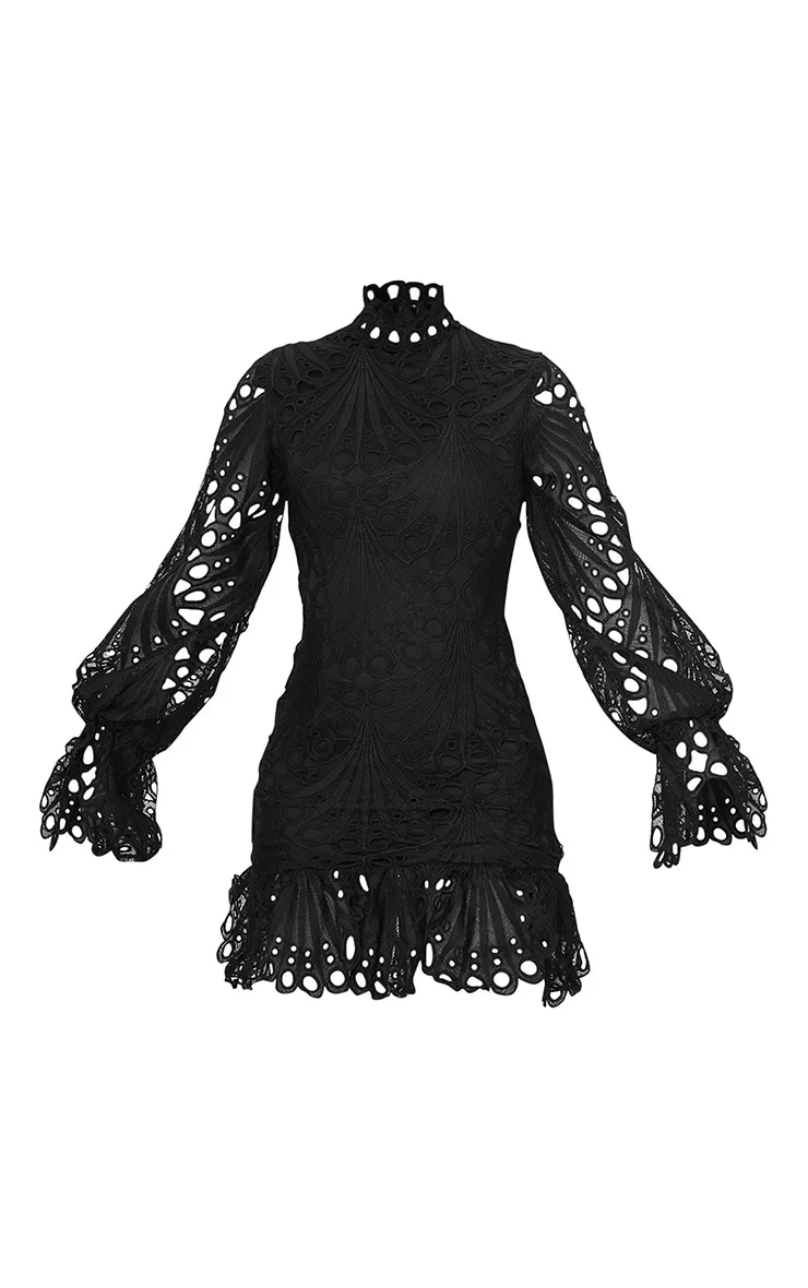 Robe moulante volantée noire à col haut et manches longues en dentelle