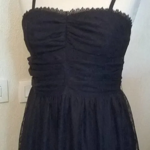 Robe à brettelles  fines de dentelle couleur noir