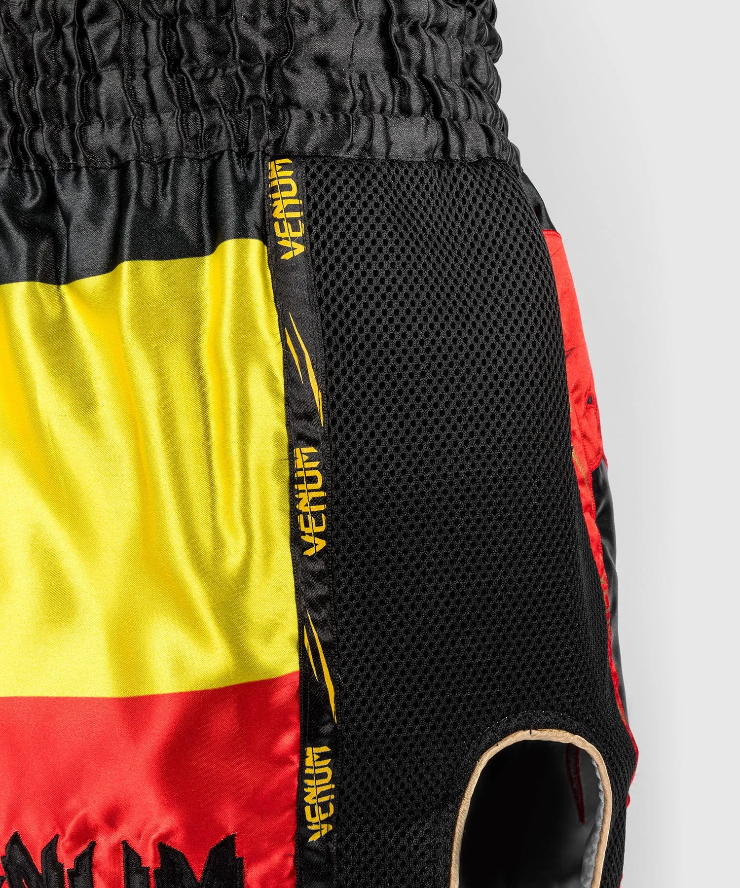 Short de Muay Thai Venum Giant - Noir/Jaune/Rouge