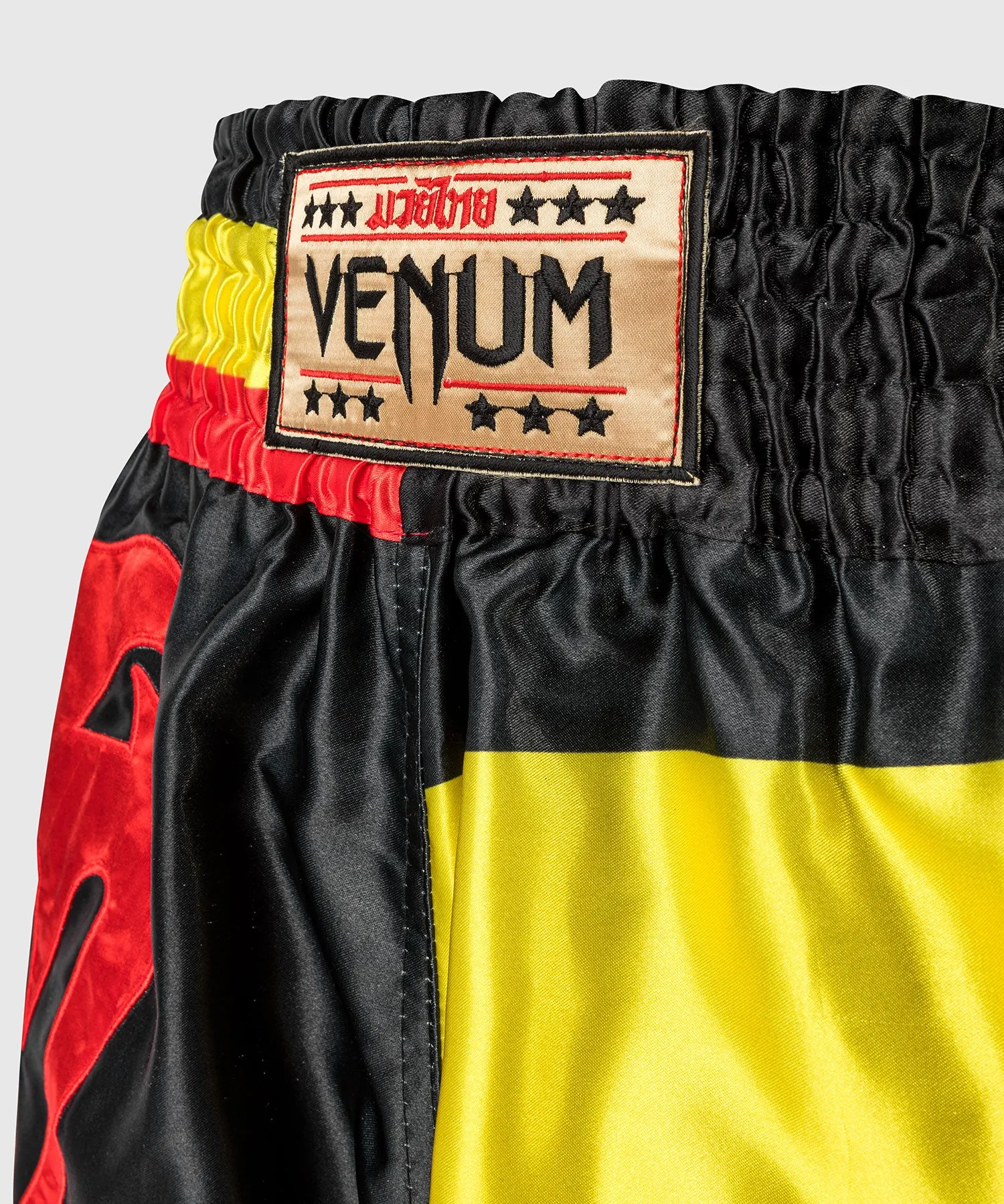 Short de Muay Thai Venum Giant - Noir/Jaune/Rouge