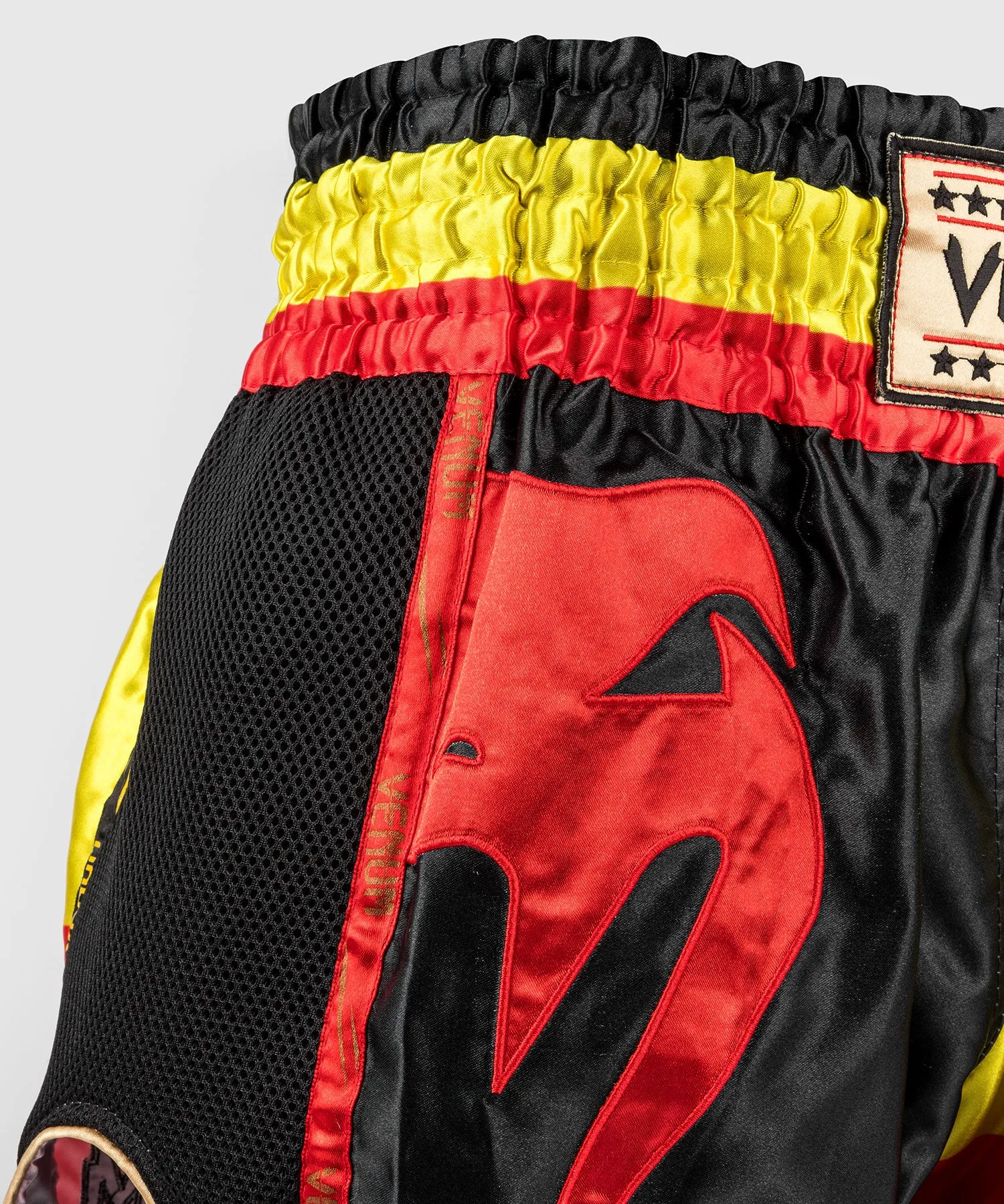 Short de Muay Thai Venum Giant - Noir/Jaune/Rouge