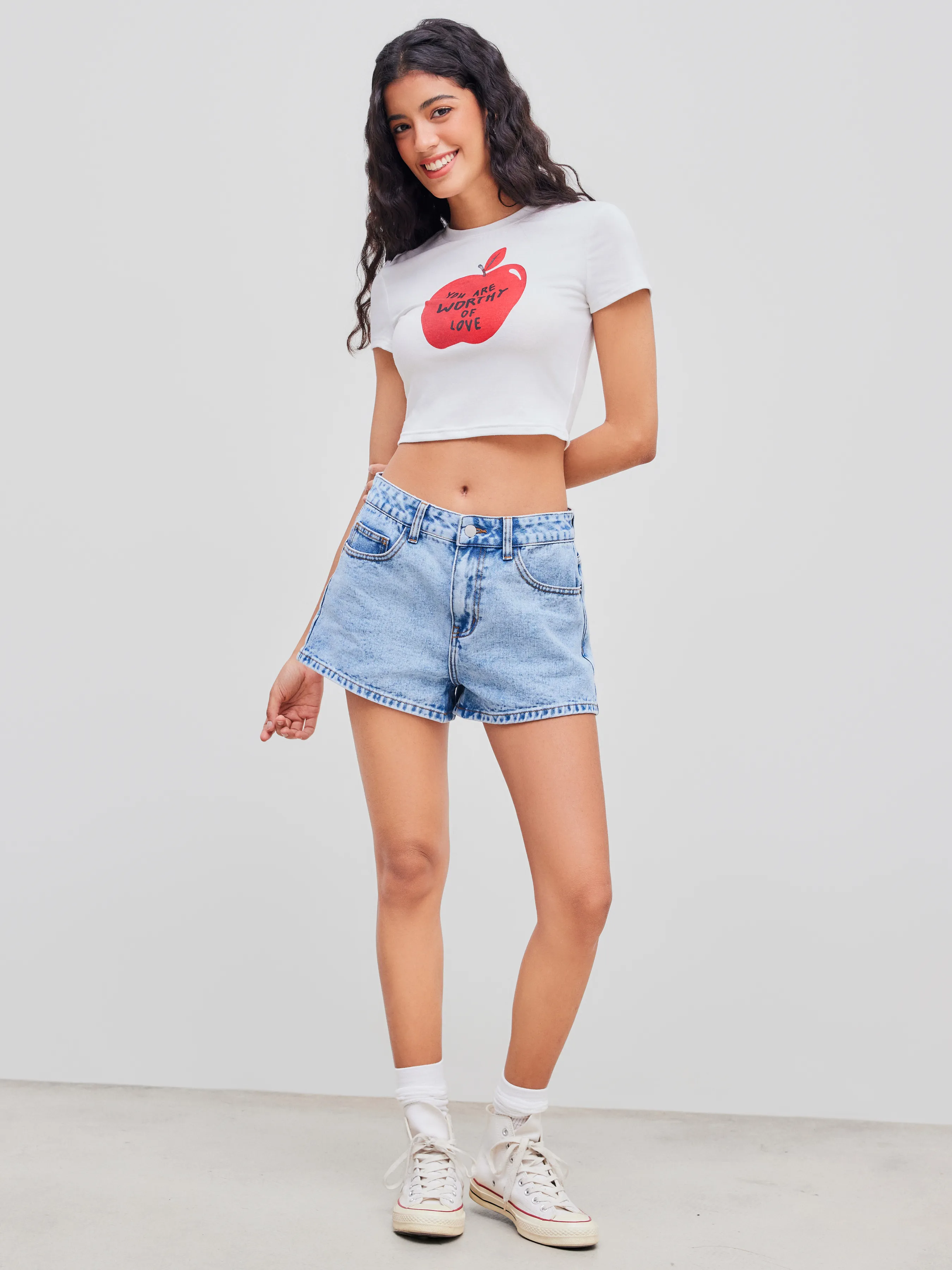 Shorts en jean à taille mi-haute avec poche en forme de cœur